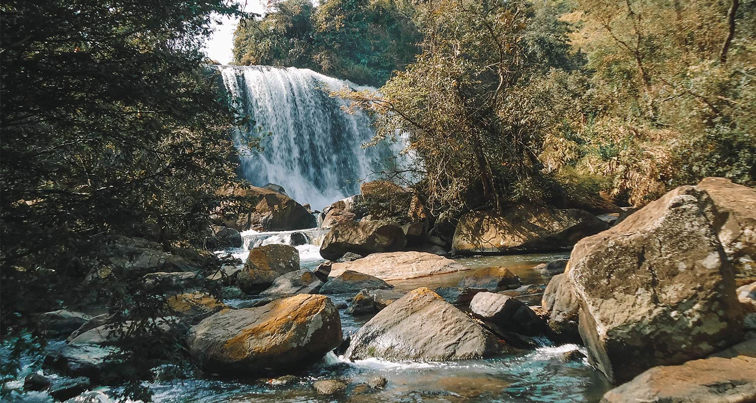 Cachoeira em Bueno Brandão, na Serra da Mantiqueira
