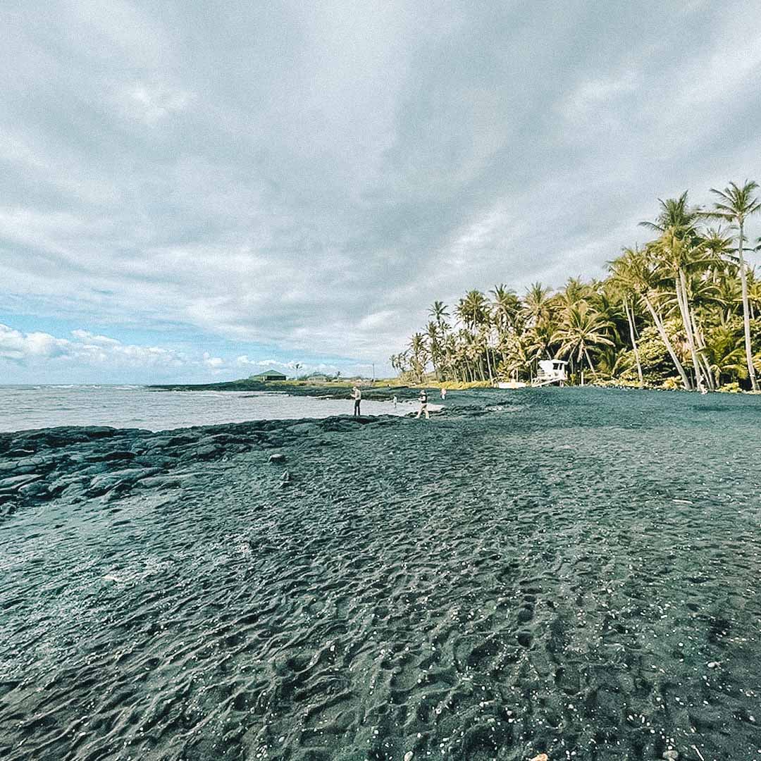 praia de areia negra hawaii