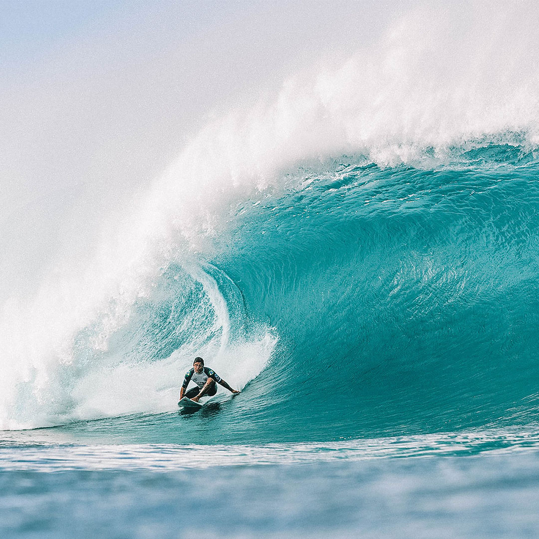 surfista na onde da pipeline, no havai