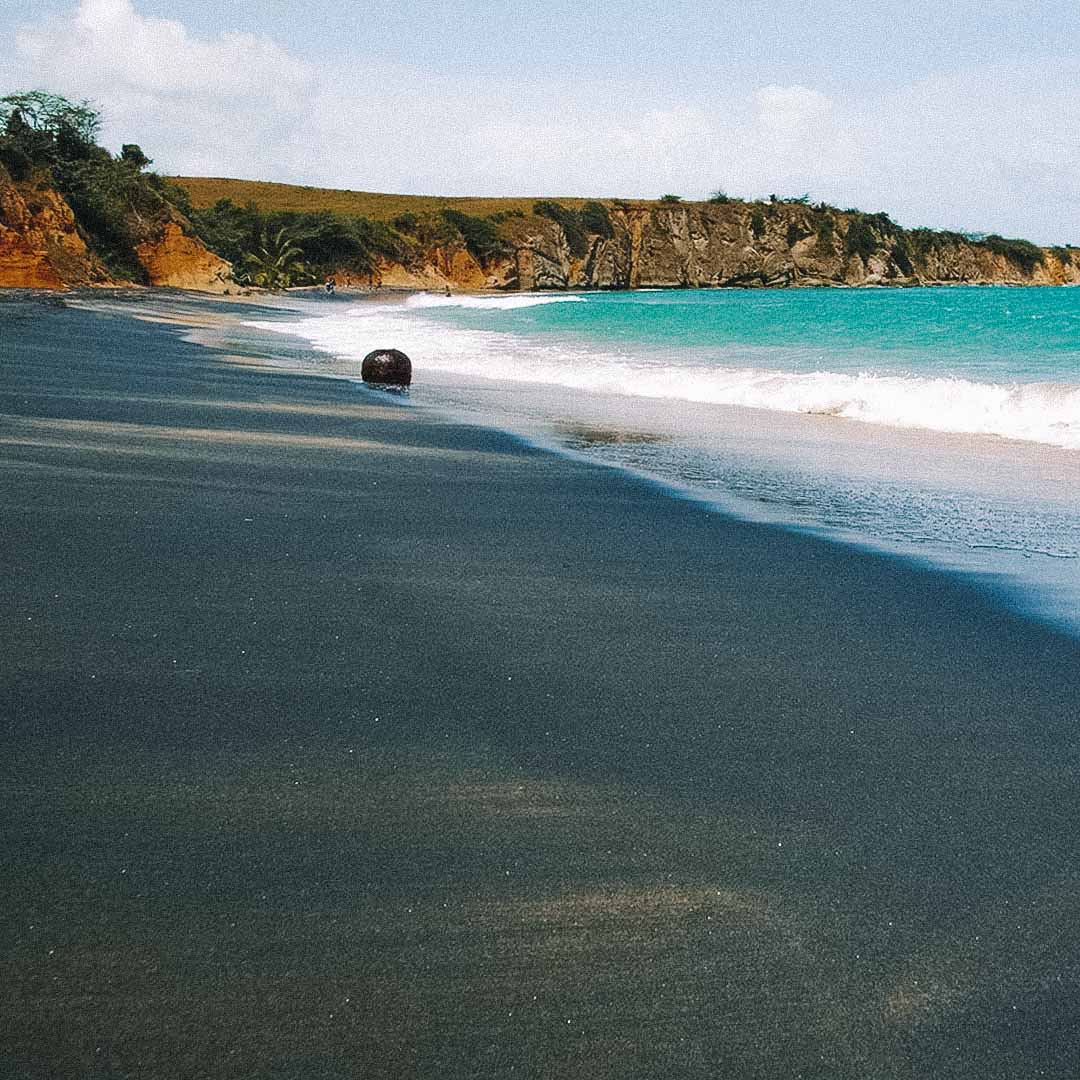 praia de areia negra em Porto Rico