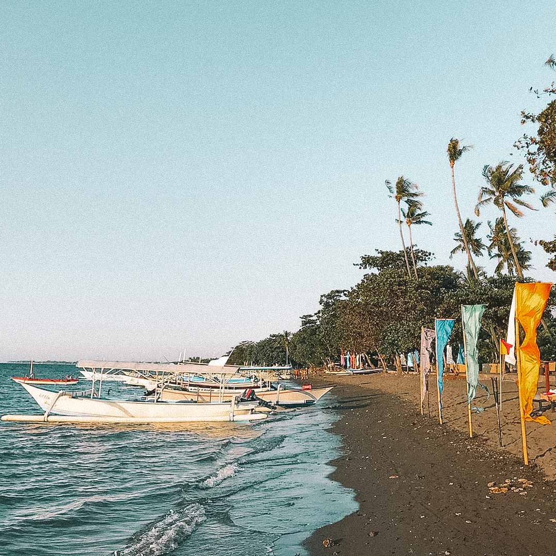 praia areia negra bali