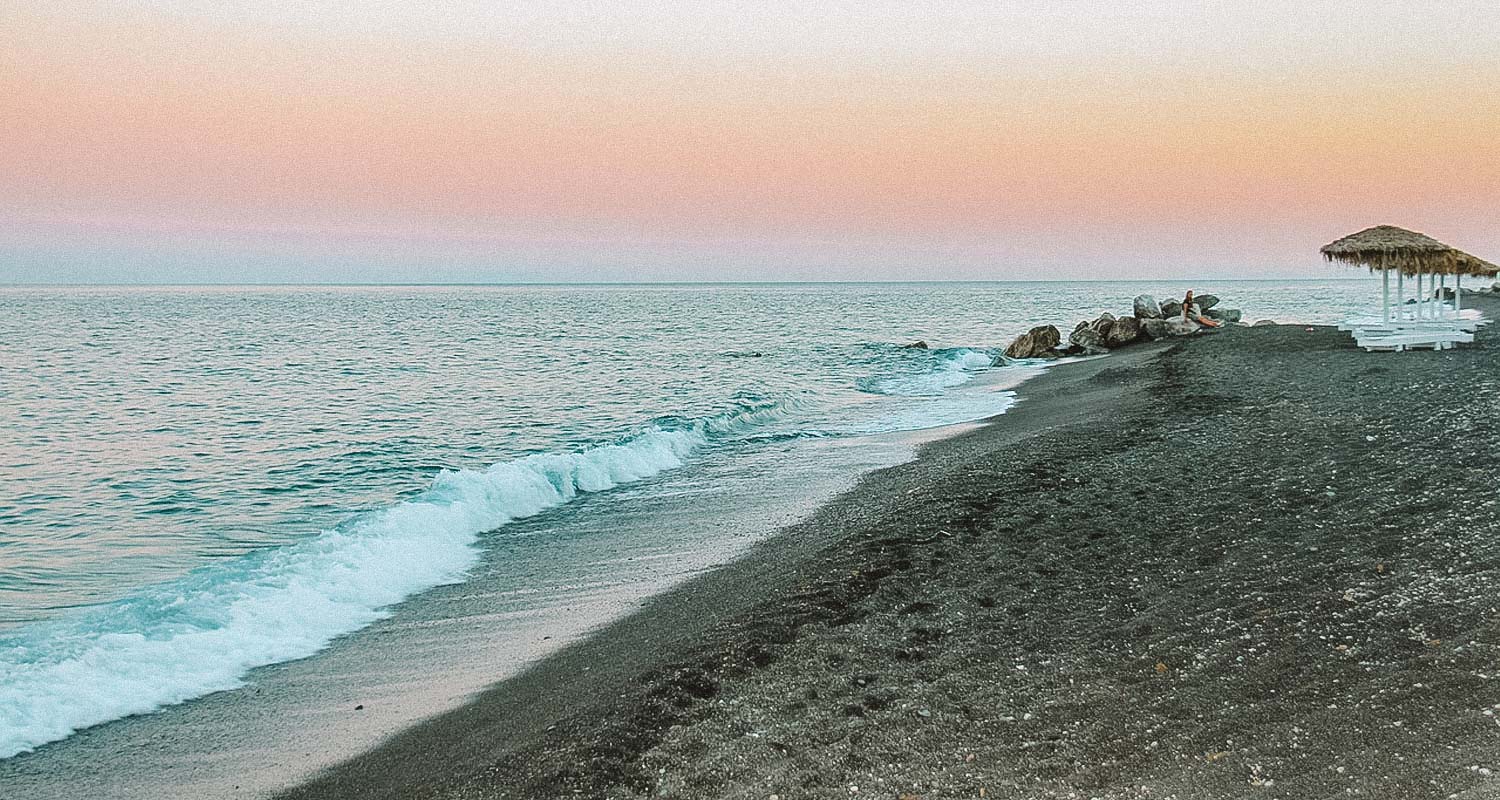 praia perissa areia negra