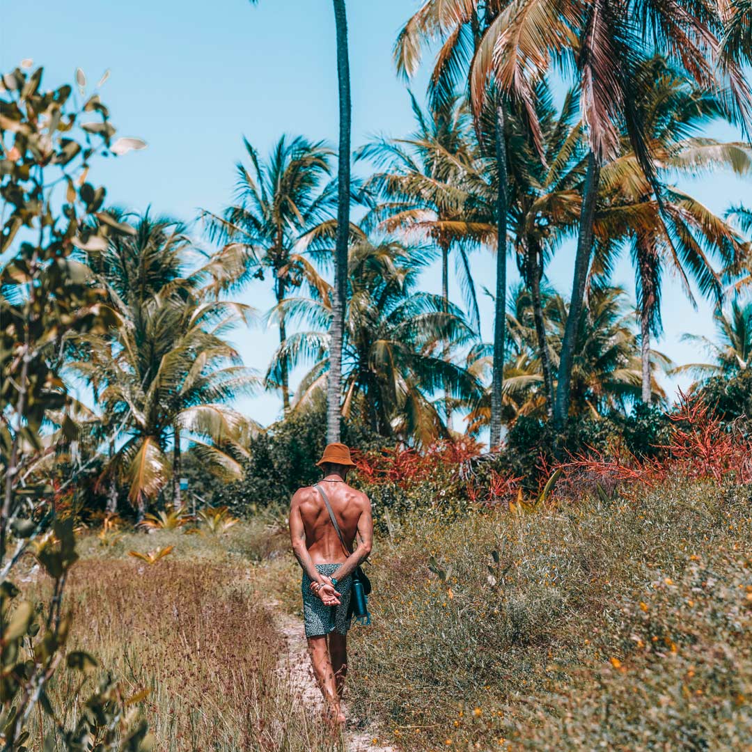 Homem andando na natureza em piracanga