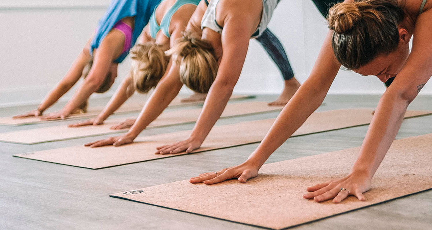 mulheres fazendo yoga