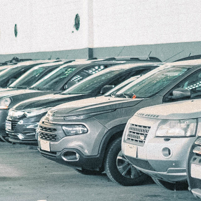 carros estacionados no aeroporto proximo ao aeroporto de guarulhos