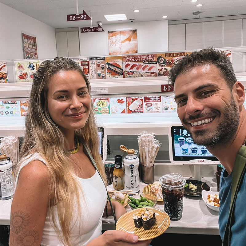 anna e lucas em restaurante em toquio