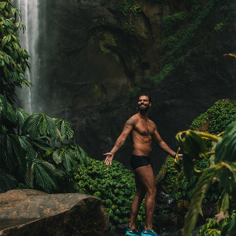 lucas em cachoeira em bali