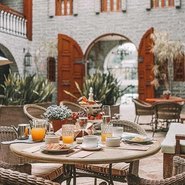 Mesa de café da manhã servida na Pousada Castello Benvenutti, em Bento Gonçalves