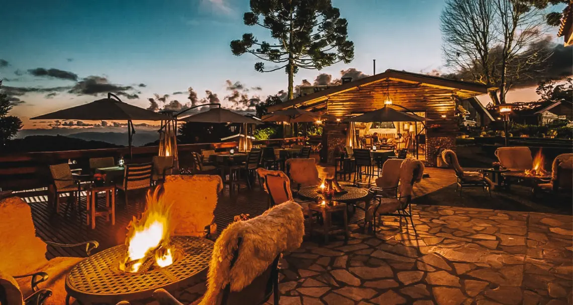 Encantos do Natal em Monte Verde: viva a magia natalina em um dos destinos mais encantadores de Minas Gerais, com luzes deslumbrantes, clima romântico, gastronomia irresistível e atrações que transformam a serra em um verdadeiro cenário de conto de Natal. ✨🎄