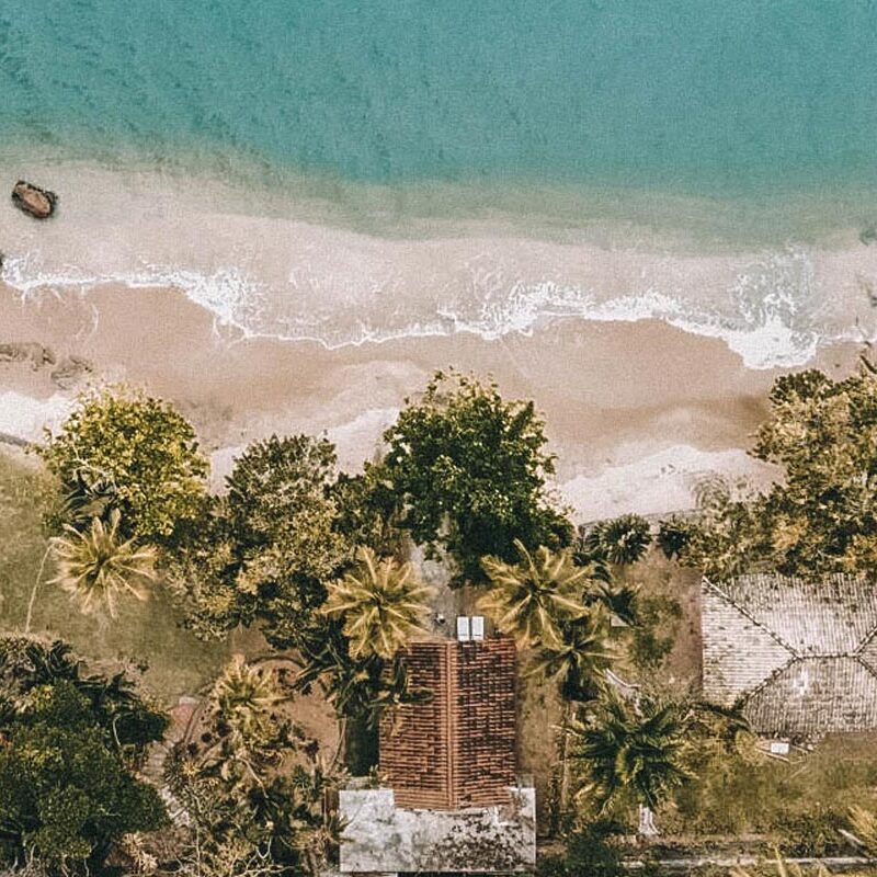 Vista aérea da casa do barco de frente para o mar