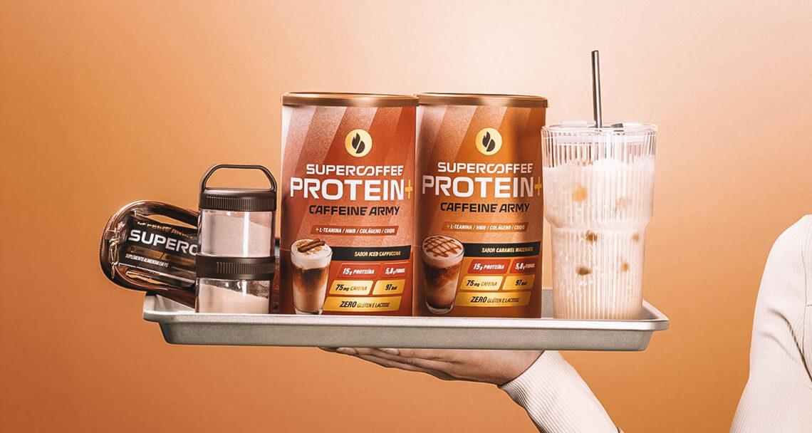 Copo com SuperCoffee Protein+ Iced Cappuccino pronto para consumo