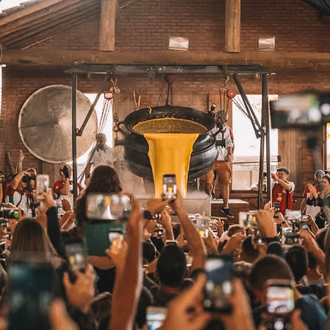 tombo da polenta na festa da polenta em venda nova do imigrante