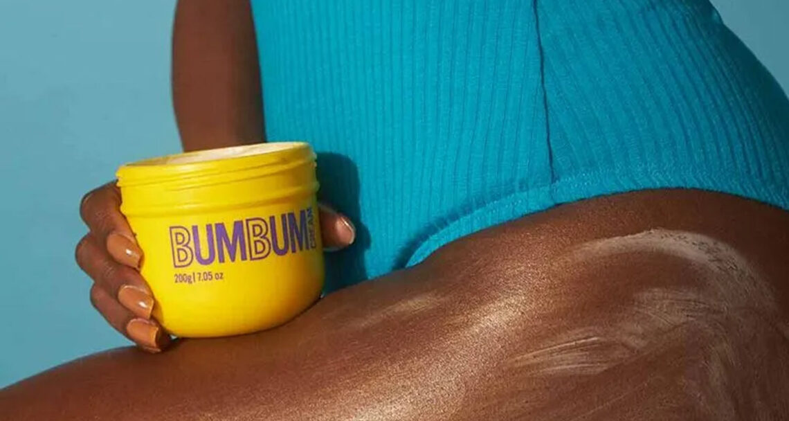 passando bumbum cream na eprna