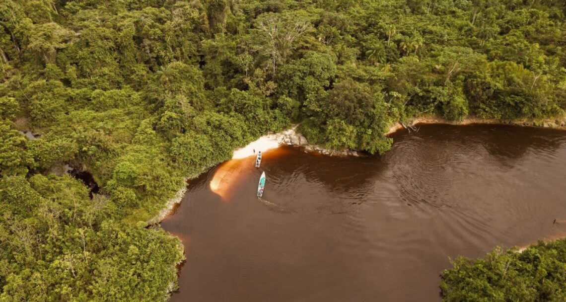 Travessia de barco para o Pico da Neblina, o ponto mais alto do Brasil