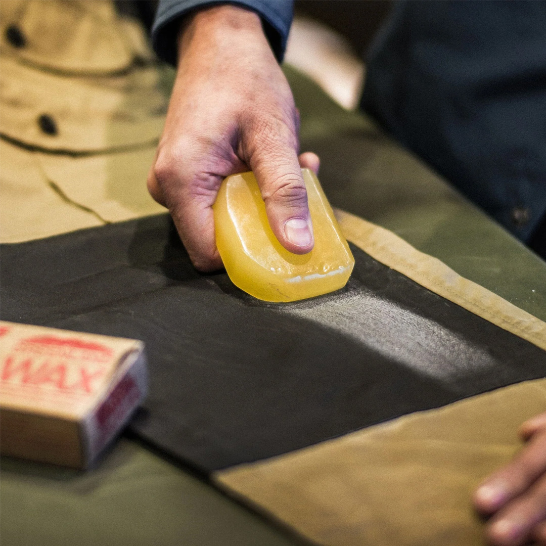 aplicando cera nas peças fjallraven