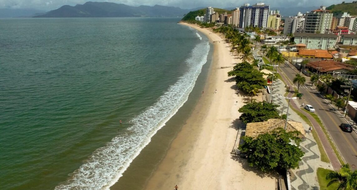 Praias perto de Minas Gerais: Praia Martim de Sá, Caraguatatuba
